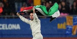 مشجع يقتحم مباراة برشلونة بالعلم الفلسطيني