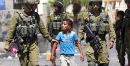 قوات الاحتلال تعتقل طفلًا فلسطينيًا - ارشيف.jpg