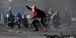 شبان يرشقون آليات الاحتلال بالحجارة.jpg