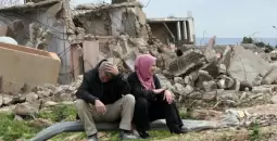 لبنانيان أمام منزلهما المدمر في الوزاني.webp