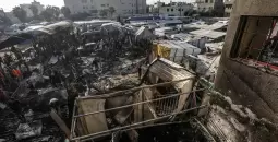 قصف خيام النازحين في مستشفى شهداء الأقصى.webp