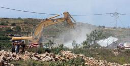جرافة تابعة للاحتلال تقتلع أشجارا فلسطينية.jpg