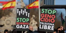 متظاهرون في مدريد يحملون لافتات تدعو لوقف إطلاق النار في غزة.jpeg