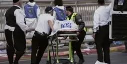 فرق الإسعاف تنقل قتلى العملية