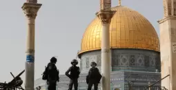 شرطة الاحتلال خلال الاعتداء على المسجد الأقصى