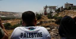 فلسطينيون يشاهدون تجريف أراض وتدمير منازل في الضفة الغربية.jpeg