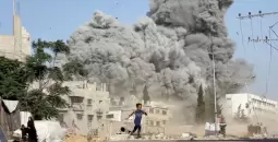 طفلة تركض مبتعدة عن قصف إسرائيلي استهدف مخيم البريج وسط غزة