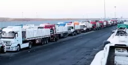 شاحنات مساعدات تنتظر السماح لعبور غزة.webp