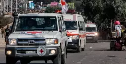 سيارة للصليب الأحمر أثناء مرافقتها لسيارات إسعاف فلسطينية تنقل جرحى من غزة باتجاه مصر.webp