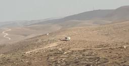 مستوطنون يشقون طريقًا استيطانيًا في الخليل.jpg