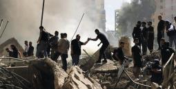 لبنانيون يتفقدون مكان قصف إسرائيلي.jpg