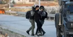 جنود الاحتلال خلال اعتقال فلسطيني في الضفة الغربية.webp