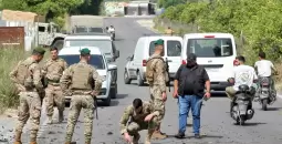 جنود الجيش اللبناني في مكان استهداف إسرائيلي.webp