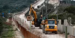 إسرائيل تبني جدارا داخل أراضي لبنان.webp