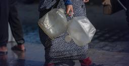يتجمع الفلسطينيون النازحون غرب مدينة غزة للحصول على مياه مجانية6.jpg
