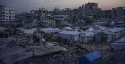 يعيش الفلسطينيون حياتهم اليومية ليلاً في خيام نصبت فوق أنقاض المباني المدمرة في حي الشيخ رضوان وسط مدينة غزة.5.jpg