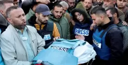 صحفيون يشيّعون زميلهم الصحفي الفلسطيني أحمد اللوح.webp