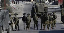 قوات الاحتلال تقتحم الضفة الغربية رفقة جرافة عسكرية.jpg