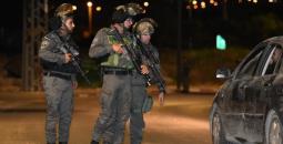 قوات الاحتلال تحتجز مركبة فلسطينية.jpg