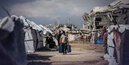 فلسطينيون في منطقة المغراقة وسط قطاع غزة  يعانون من أضرار لحقت بخيامهم بسبب الأمطار5.jpg