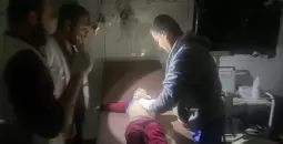 الطواقم الطبية تستخدم كشافات يدوية في ظل انقطاع الكهرباء وتوقف عمل المولدات بمستشفى العودة.webp