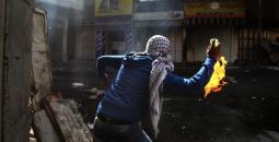 شاب فلسطيني يلقي مولوتوف.jpeg