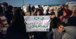 نازحون غزيون يحتجون لا نريد خيامًا تحت المطر (1).jpg
