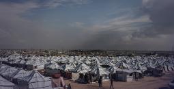 فلسطينيون في منطقة المغراقة وسط قطاع غزة  يعانون من أضرار لحقت بخيامهم بسبب الأمطار2.jpg