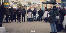 موظفو  أونروا  ينظمون وقفة احتجاجية أمام مقر الوكالة بالخليل