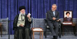 المرشد الإيراني علي خامنئي (يسار) رفقة الرئيس مسعود بزشكيان.jpg