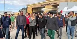 الممثلة أنجلينا جولي تزور محيط معبر رفح الحدودي بين مصر وقطاع غزة في مدينة رفح المصرية.webp