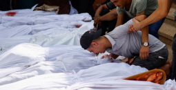 فلسطيني يودع عائلته في غزة.png