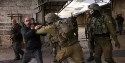 جنود الاحتلال يعتدون على مواطن فلسطيني في الضفة المحتلة.webp