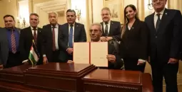 علي شعث يتوسط اللجنة الإدارية.webp