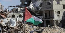 علم فلسطين وسط الدمار في غزة.jpg