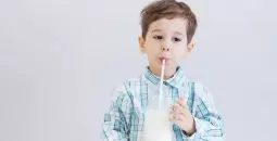 تقديم الحليب للأطفال