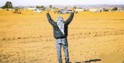 فلسطيني في النقب يرفع شارات النصر بوجه الاحتلال.jpeg