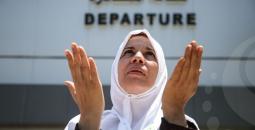 حاجة فلسطينية خلال مغادرة معبر رفح.jpg
