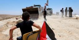 طفل فلسطيني يجلس على مقعد دراسي في مسافر يطا.jpg