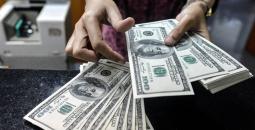 الدولار يرتفع ترقباً لقرارات المركزيين