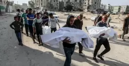 مواطنون يشيعون شهداء بغزة