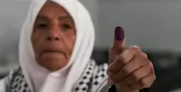 فلسطينية عقب الإدلاء بصوتها في الانتخابات المحلية.webp