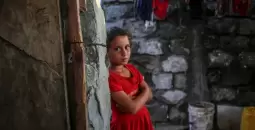 طفلة من داخل خيمة بقطاع غزة