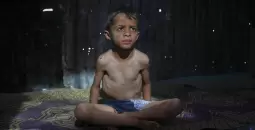 طفل نازح في مخيمات خان يونس.webp