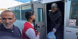 وصول خمسة أسرى فلسطينيين إلى مستشفى شهداء الأقصى في دير البلح وسط قطاع غزة5.jpg
