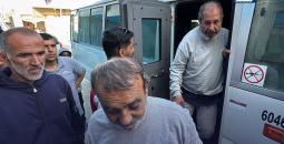 وصول خمسة أسرى فلسطينيين إلى مستشفى شهداء الأقصى في دير البلح وسط قطاع غزة