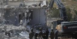 الاحتلال يشرّد عائلة فلسطينية بعد هدم منزلها في قرية الديرات شرق يطا جنوب الخليل بالضفة الغربية.1.jpg
