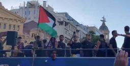 برشلونة يرفع علم فلسطين في موكب التتويج بالدوري الإسباني