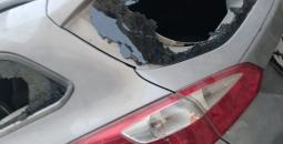 مستوطنون يحطمون زجاج مركبة