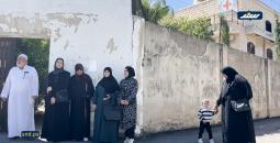 عالقون غزيون يعتصمون أمام الصليب الأحمر بالخليل للمطالبة بعودتهم للقطاع